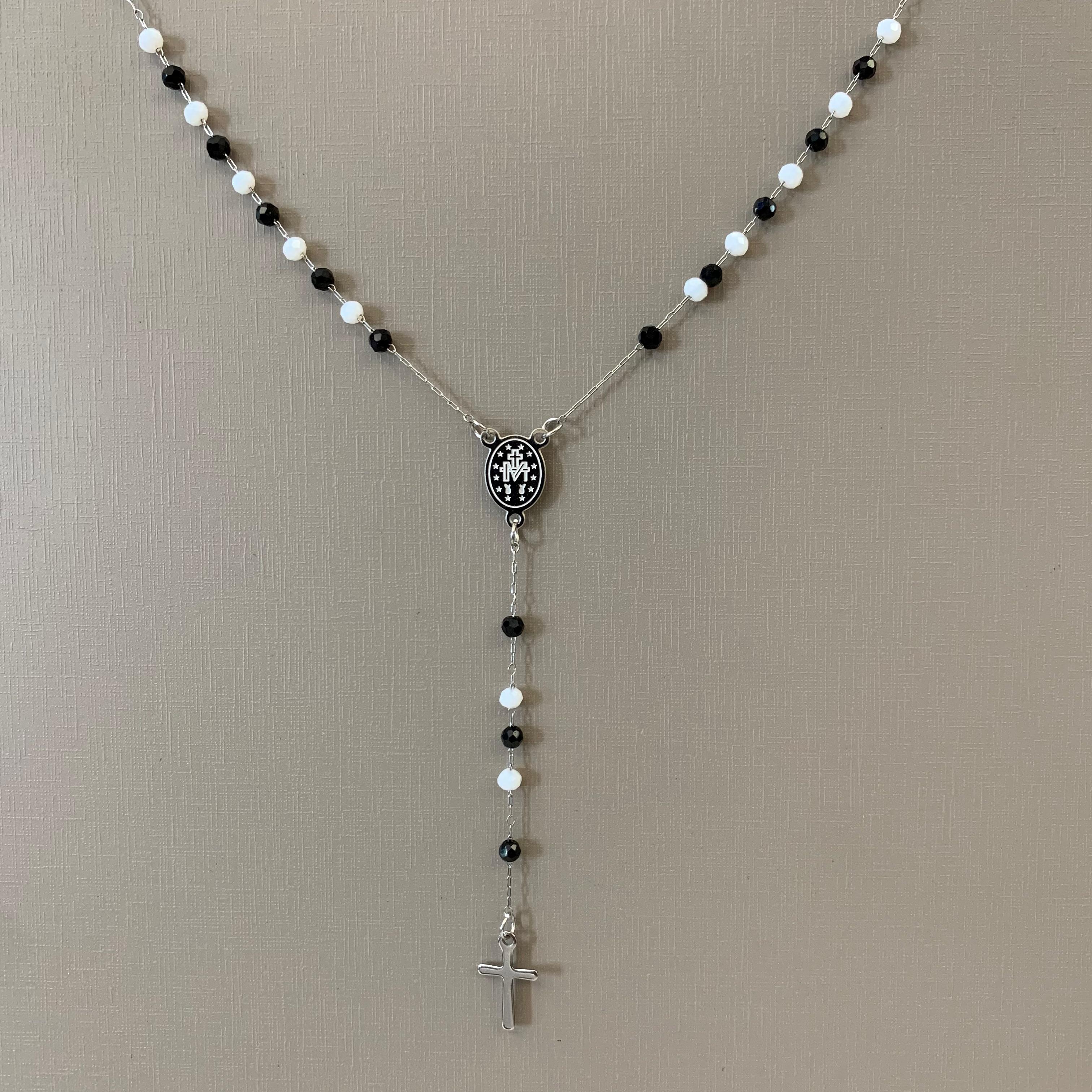 Colar Feminino Aço 316L Terço Pedras Brancas e Pretas 50cm 451950 