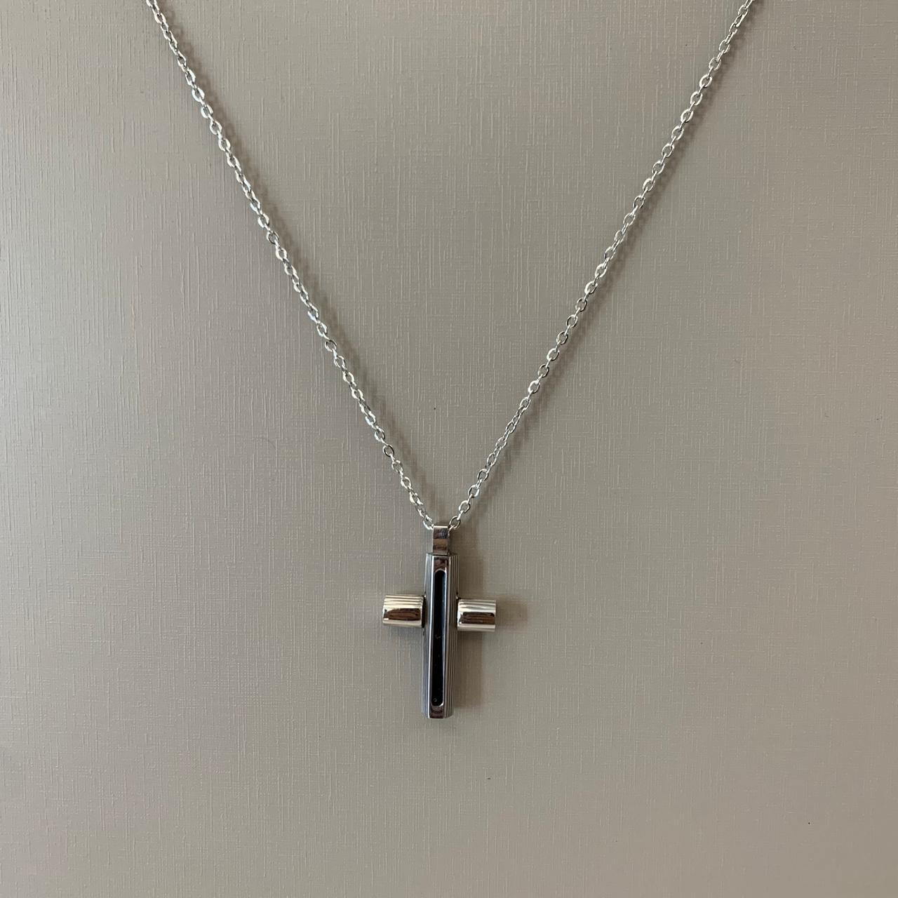 Colar Masculino Prateado Aço 316L Groumet Cruz Trabalhada em Resina 30x22mm 60cm 2831760