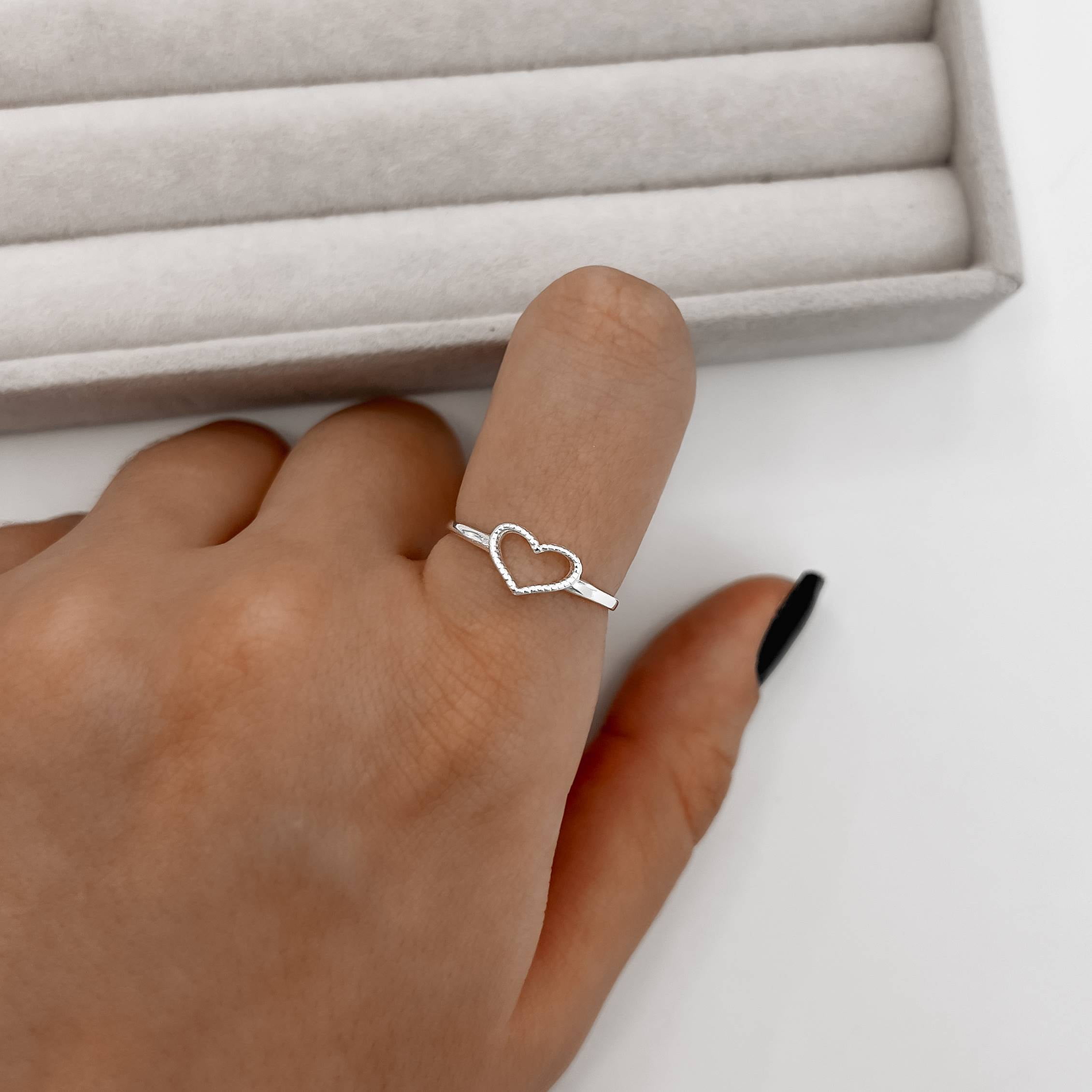 Anel Feminino Coração vazado com bolinhas em Prata 925 AN1801 