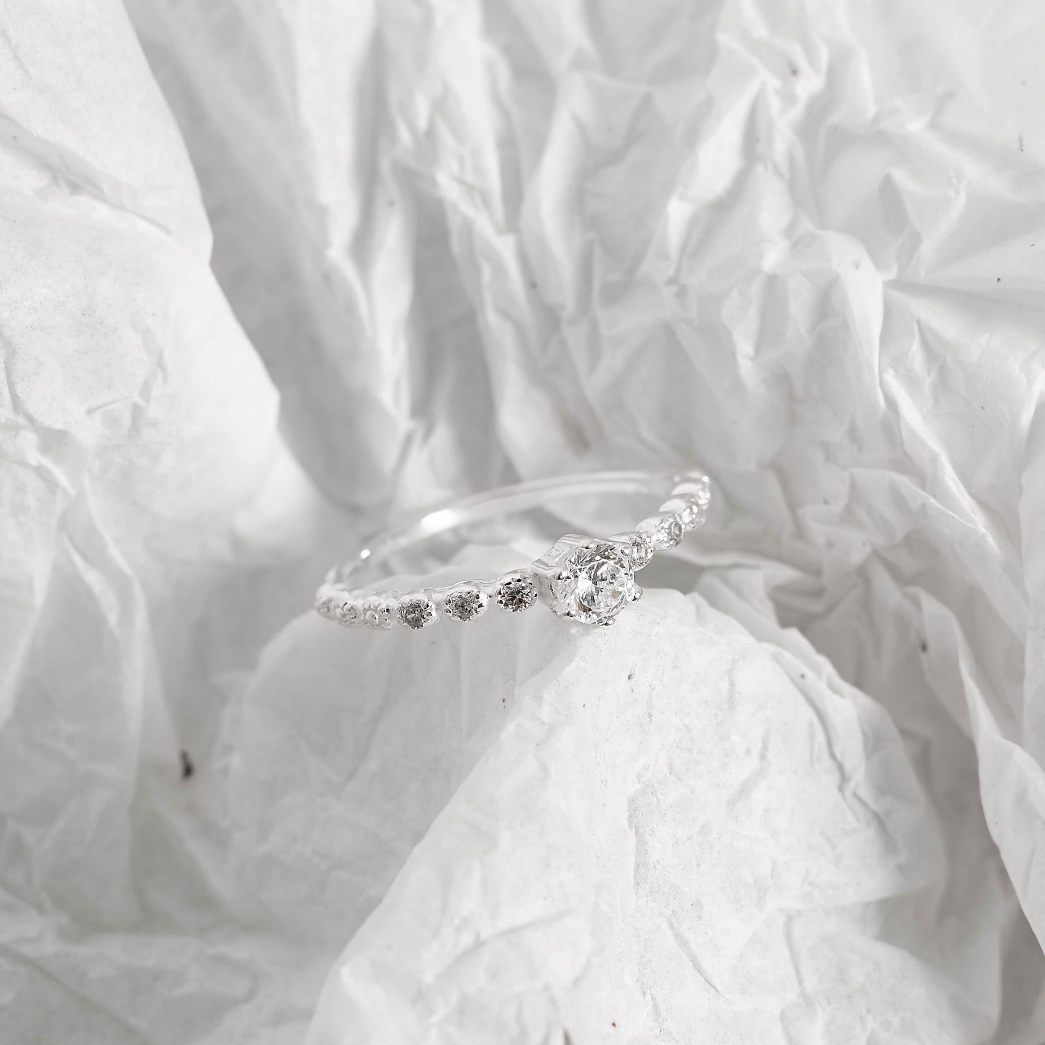 Anel Feminino Solitário Detalhe Cravejado Prata 925 AN1012