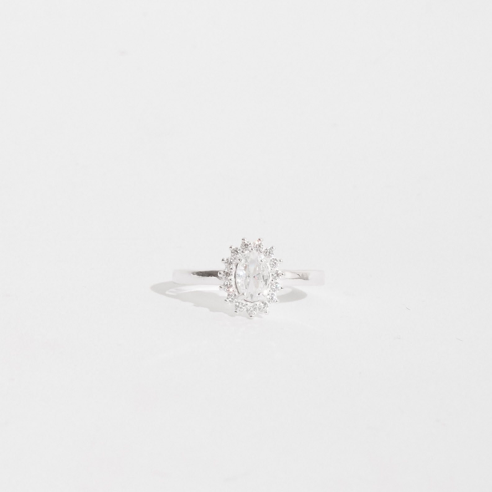 Anel Feminino Zircônia Oval Cristal com Cravejado Prata 925 AN1861