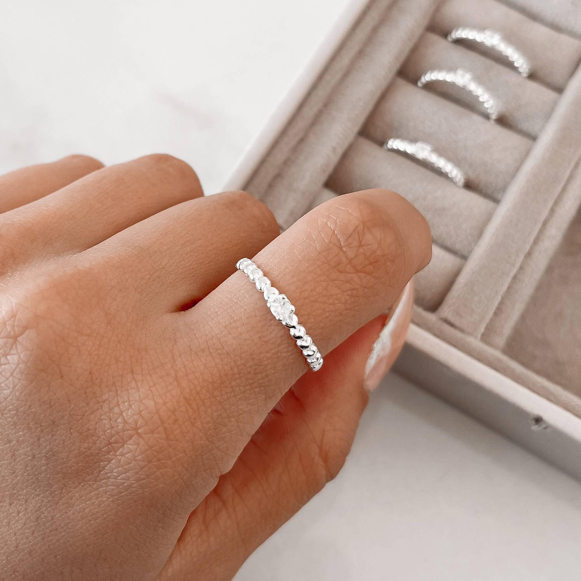 Anel Solitário Feminino com Zircônia Detalhe Corações Prata 925 AN883