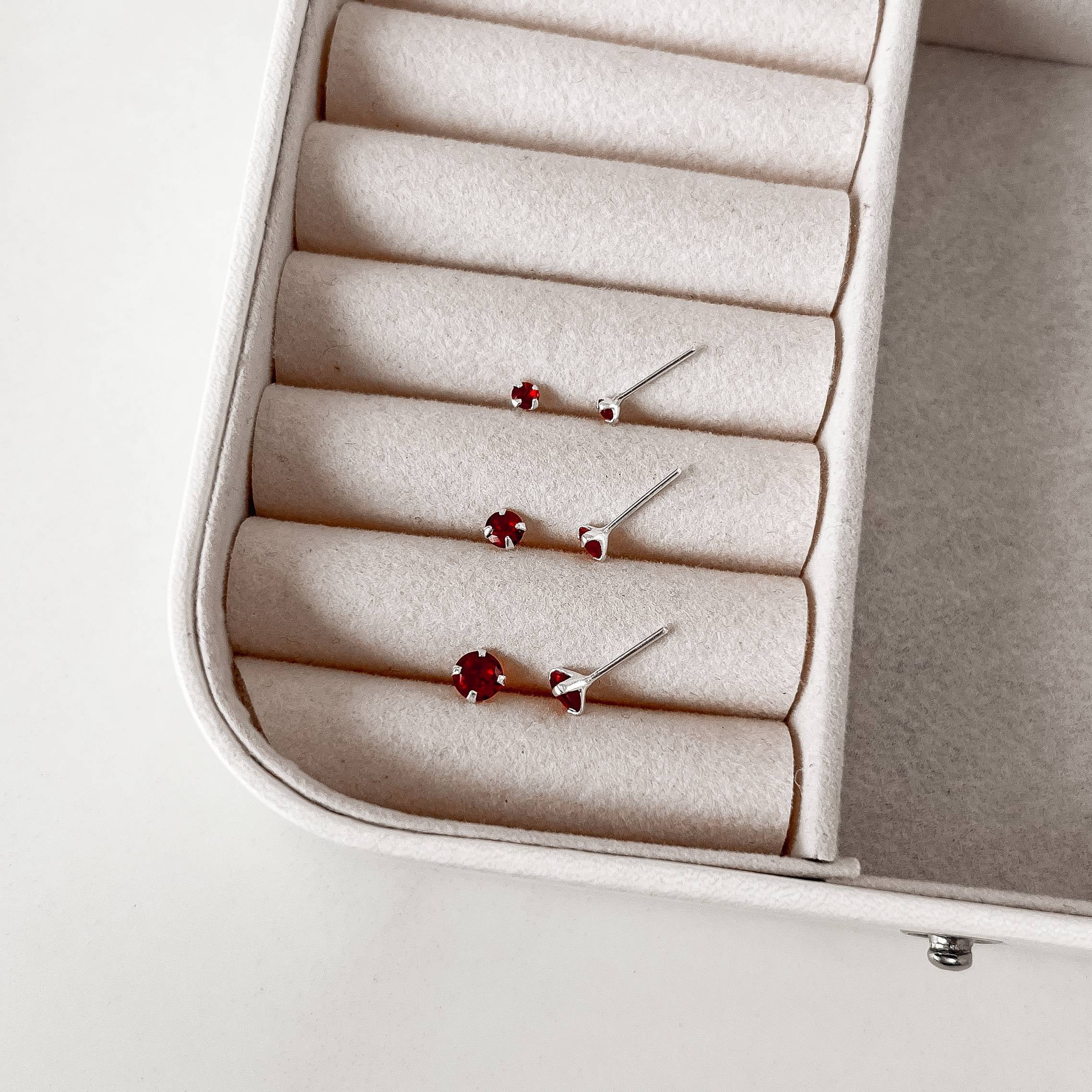 Brinco Feminino Trio Zircônias Redonda 3, 4 e 5mm Vermelho Prata 925 TR28