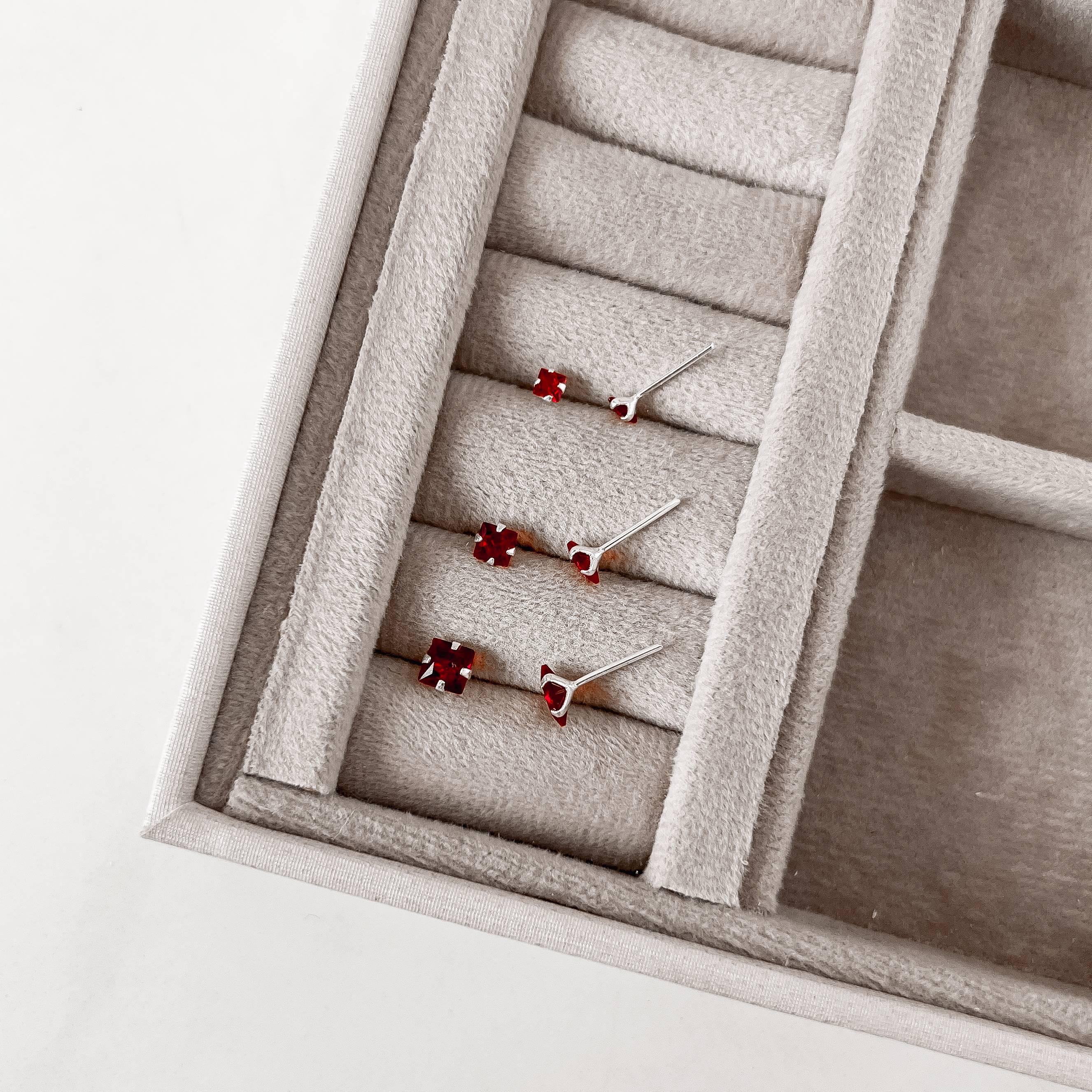Brinco Feminino Trio Zircônias Vermelho Quadradas 3, 4 e 5mm em Prata 925 TR175