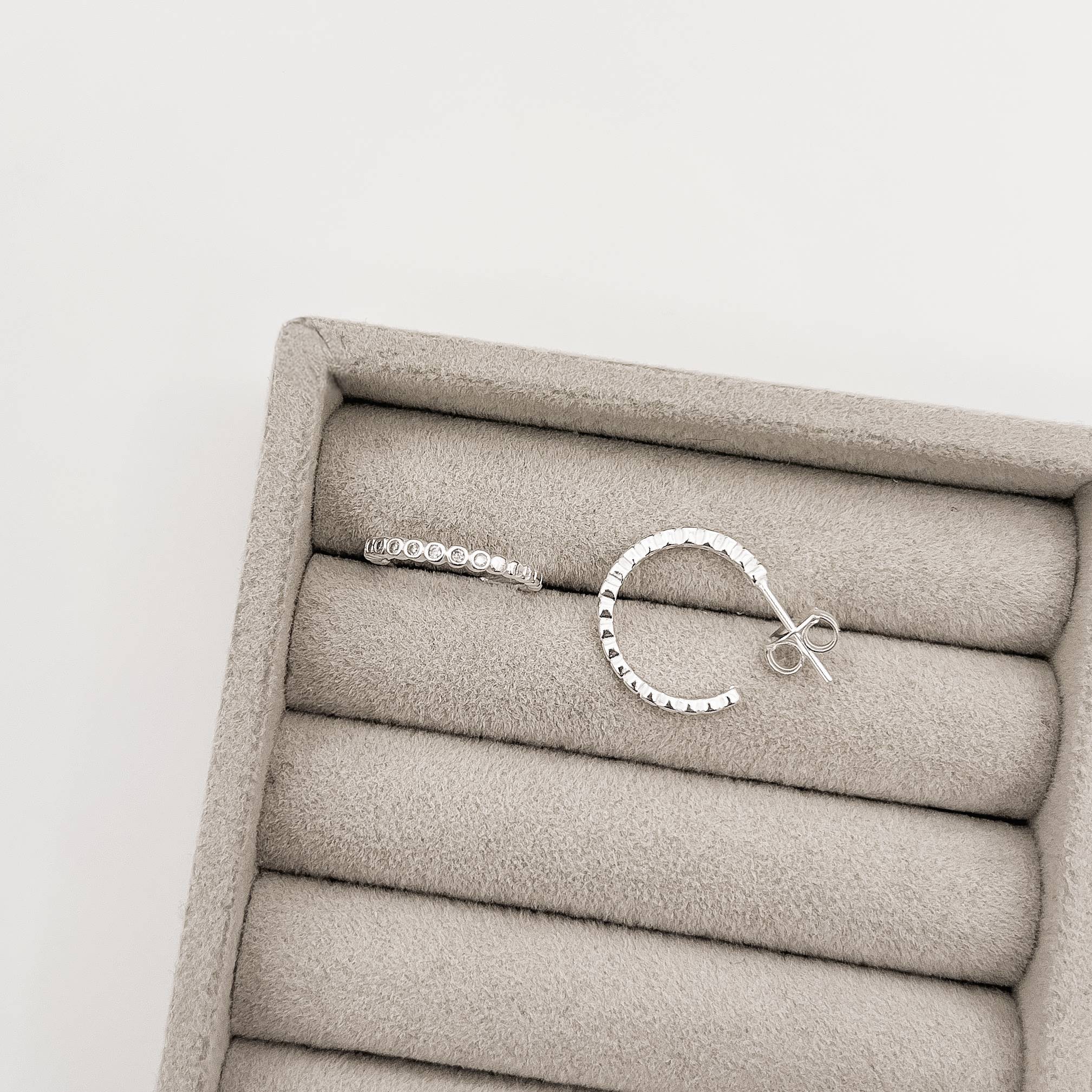 Brinco Prata 925 Feminino Argola Fio Bolinhas Metade Cravejada 17mm Tarraxa BR1962