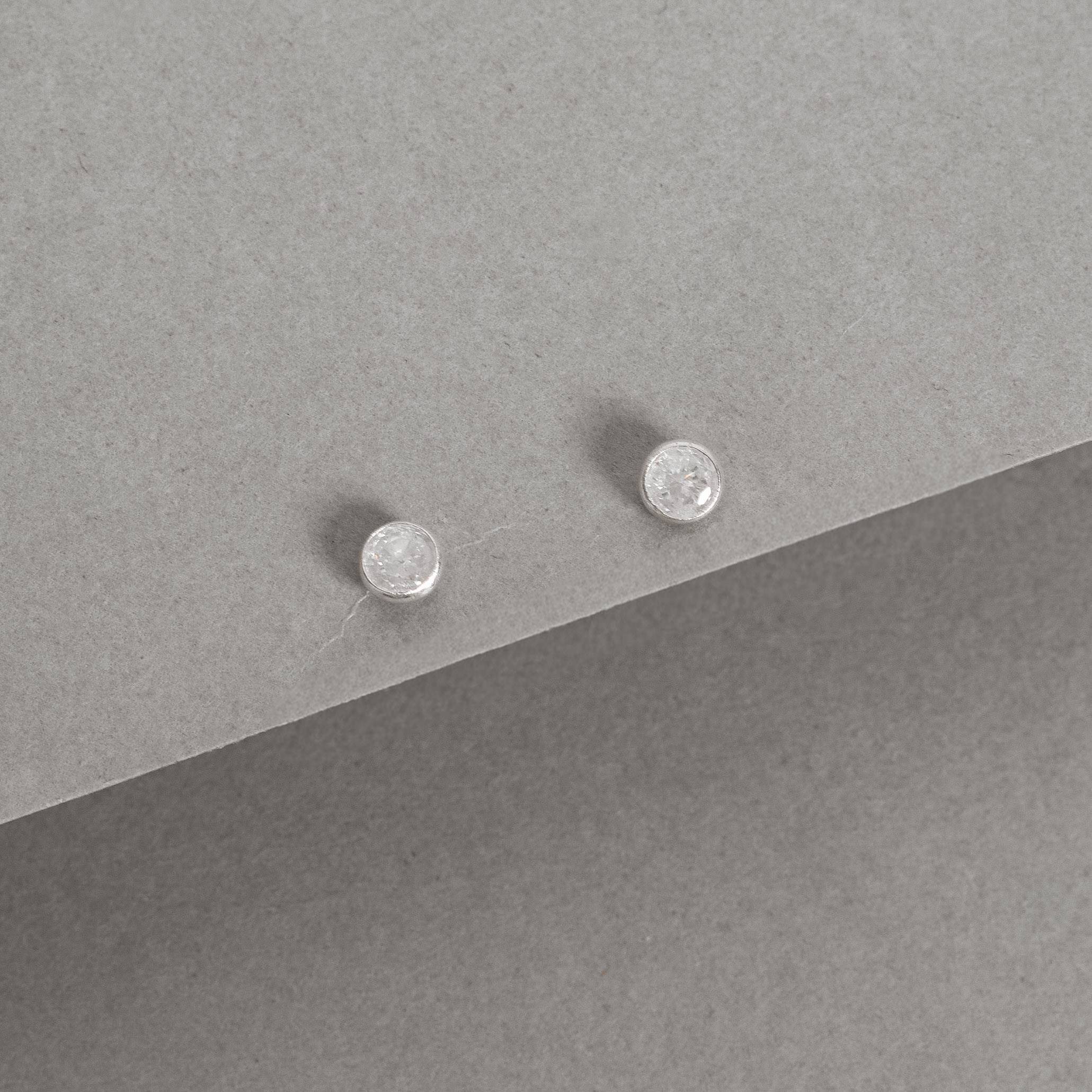 Brinco Prata 925 Feminino Zircônia Redonda Cristal Embutida 4mm BR587