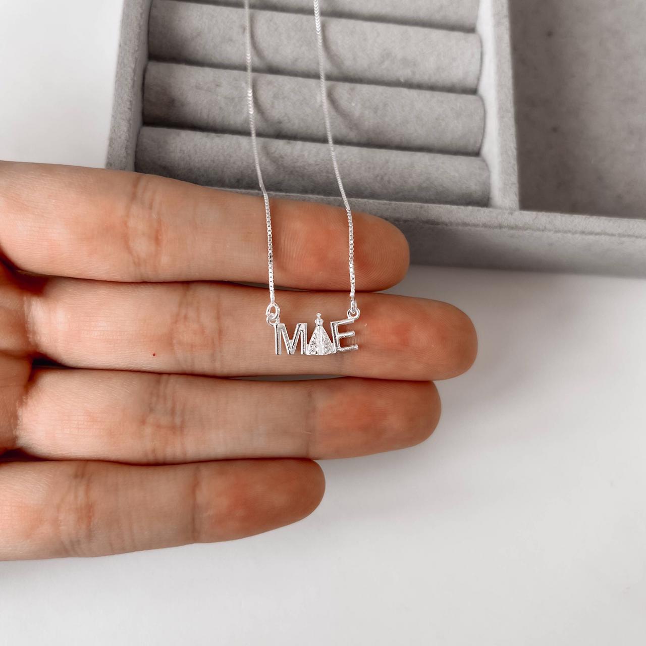 Colar Feminino Entremeio Nsa. Sra. Aparecida Cravejada Escrito Mãe 16mm v12 45cm em Prata 925 CO3408