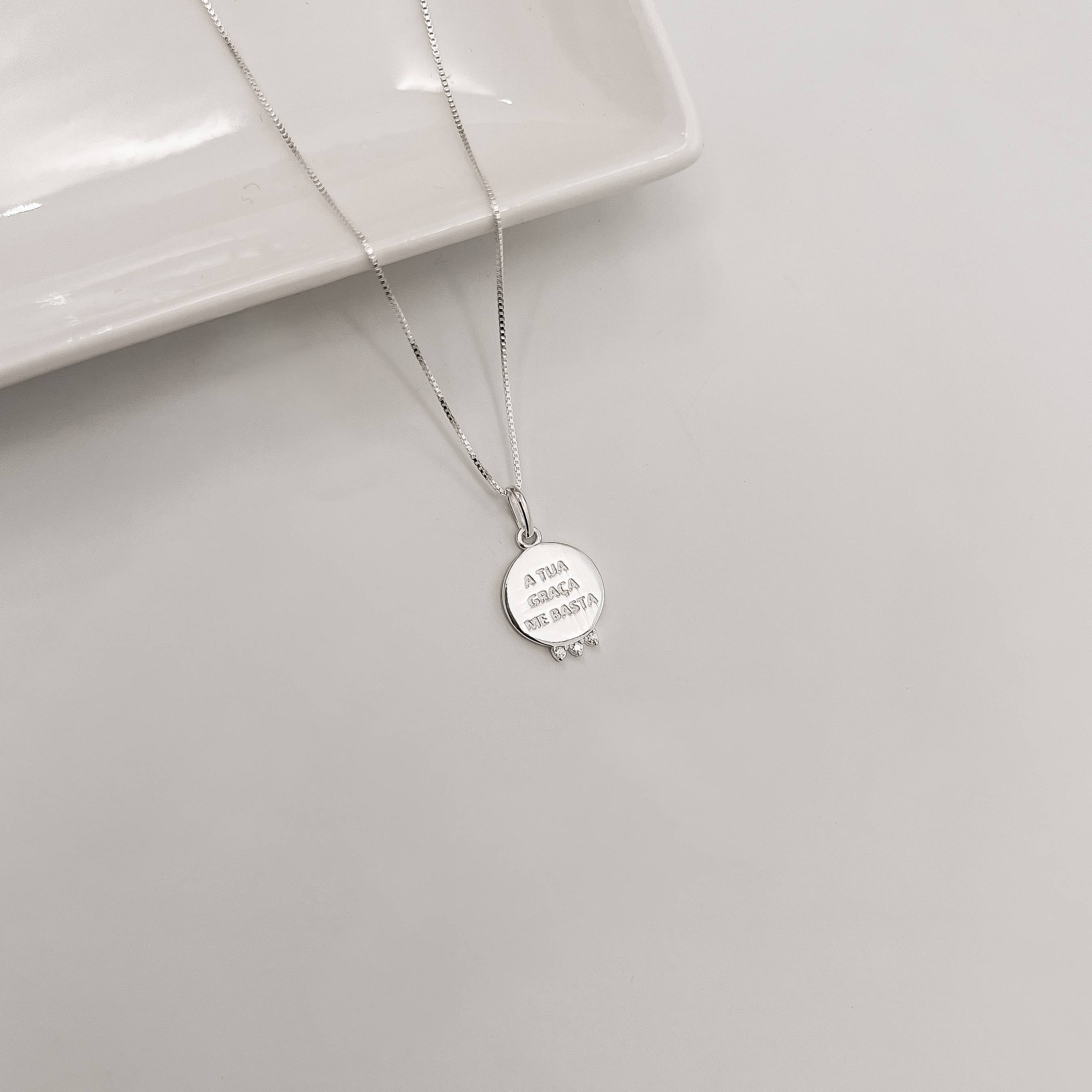 Colar Feminino Pingente Medalha A tua Graça me basta 14mm com Zircônias 45cm em Prata 925 CO3510