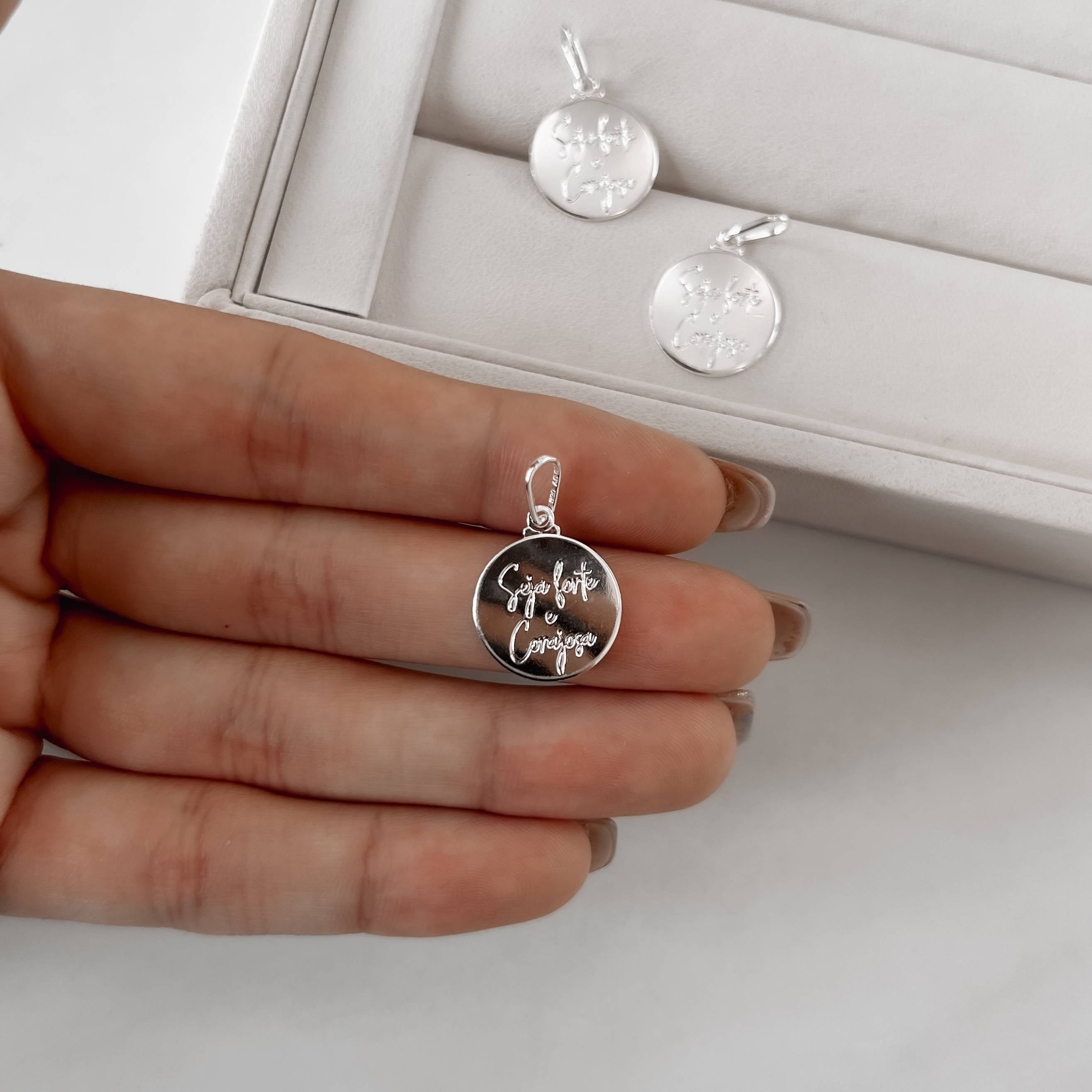 Pingente Feminino Medalha Redonda Seja Forte e Corajosa 15mm Prata 925 PG3232
