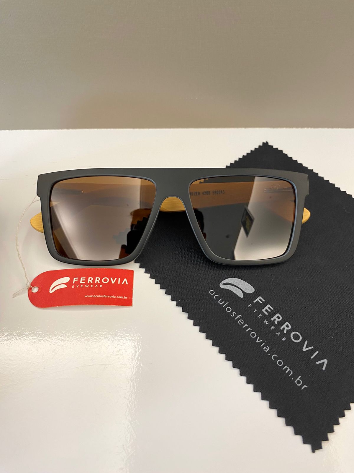 Óculos de Sol Ferrovia Masculino Quadrado Preto e Cinza Fosco com Perna Amadeirada Lente Marrom Acetato Polarizado 580043 