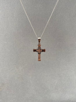 Colar Aço 316L Masculino Prateado Corrente Groumet com Pingente Cruz Jesus 60cm 1.50mm 2748060