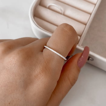Anel Feminino Aliança Fina Cravejada Cristal em Prata 925 AN1228