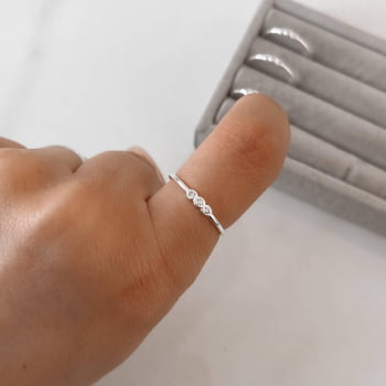 Anel Feminino Detalhe 3 Zircônias Redondas Prata 925 AN948