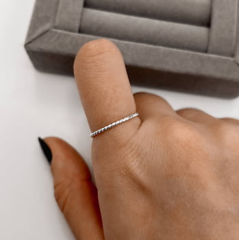 Anel Feminino Torcido Fino em Prata 925 AN240