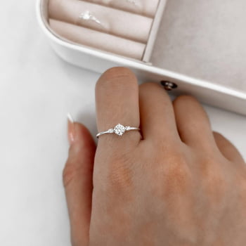 Anel Feminino Zircônias Redondas em Prata 925 AN1559