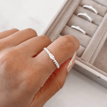 Anel Solitário Feminino com Zircônia Detalhe Corações Prata 925 AN883