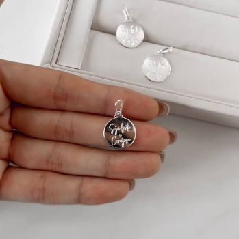 Pingente Feminino Medalha Redonda Seja Forte e Corajosa 15mm Prata 925 PG3232