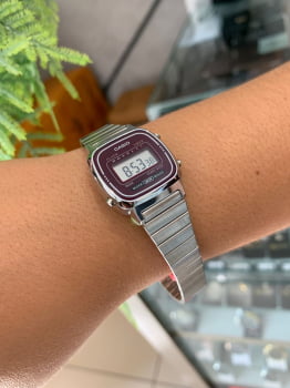 Relógio Casio Feminino Prateado Digital Visor Vinho Vintage Mini Retro Quadrado LA670WA-4DF 3191