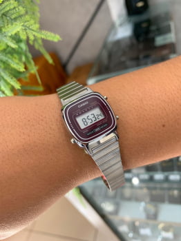 Relógio Casio Feminino Prateado Digital Visor Vinho Vintage Mini Retro Quadrado LA670WA-4DF 3191