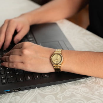 Relógio Mondaine Feminino Dourado Visor Champanhe Texturizado com Cristais Á Prova d'água 32858LPMVDE1