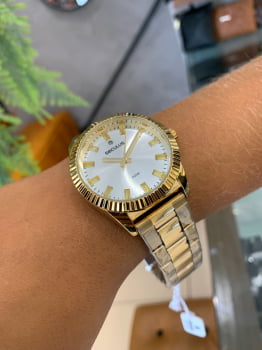 Relógio Seculus Feminino Dourado Caixa Serrilhada com Calendário e Visor Prateado Á Prova d´água 44150LPSVDS1