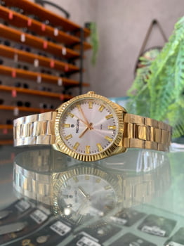 Relógio Seculus Feminino Dourado Caixa Serrilhada com Calendário e Visor Prateado Á Prova d´água 44150LPSVDS1