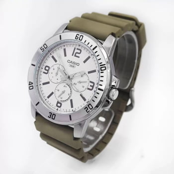 Relógio Casio Masculino Prateado com Visor Branco Pulseira em Silicone Verde Militar Calendário Duplo e Relógio 24hrs Á Prova d’água MTP-VD300-3BUDF