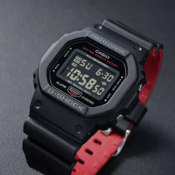 Relógio Casio G-Shock Masculino Preto e Vermelho Esportivo Digital em Poliuretano Á Prova d'água DW-5600UHR-1DR