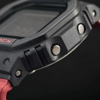 Relógio Casio G-Shock Masculino Preto e Vermelho Esportivo Digital em Poliuretano Á Prova d'água DW-5600UHR-1DR
