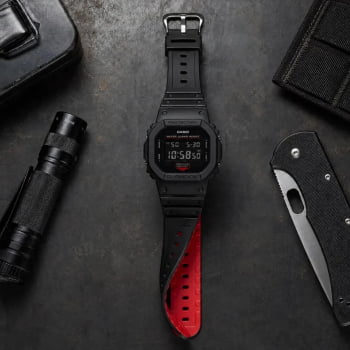 Relógio Casio G-Shock Masculino Preto e Vermelho Esportivo Digital em Poliuretano Á Prova d'água DW-5600UHR-1DR