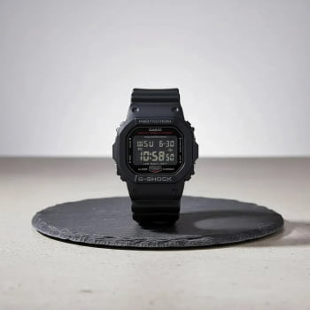 Relógio Casio G-Shock Masculino Preto e Vermelho Esportivo Digital em Poliuretano Á Prova d'água DW-5600UHR-1DR