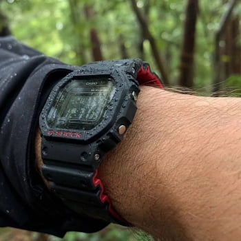 Relógio Casio G-Shock Masculino Preto e Vermelho Esportivo Digital em Poliuretano Á Prova d'água DW-5600UHR-1DR