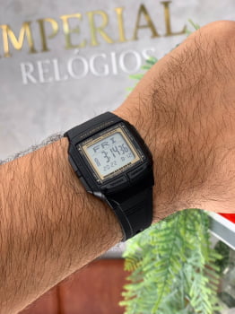 Relógio Casio Masculino Preto e Detalhes Amarelo Digital Esportivo Memória Telefônica Á Prova d'água DB-36-9AVDF