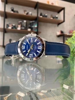 Relógio Casio Collection Masculino Prateado Visor Azul com Calendário e Taquímetro Pulseira em Couro Á Prova d'água MTP-VD01L-2BVUDF