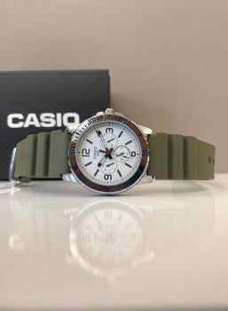 Relógio Casio Masculino Prateado com Visor Branco Pulseira em Silicone Verde Militar Calendário Duplo e Relógio 24hrs Á Prova d’água MTP-VD300-3BUDF