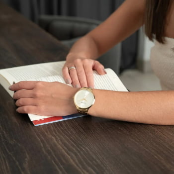 Relógio Mondaine Dourado Clássico Semi-slim Com Visor Minimalista Texturizado Á Prova d'água 99750LPMVDE1