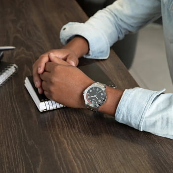 Relógio Mondaine Masculino Casual Prateado Visor Preto com Detalhes Vermelho á Prova D'água 99701G0MVNE1