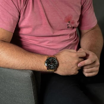 Relógio Mondaine Masculino Dourado Casual com Numeração Completa Robusto Visor Preto Á Prova d'água 99731GPMVDE1