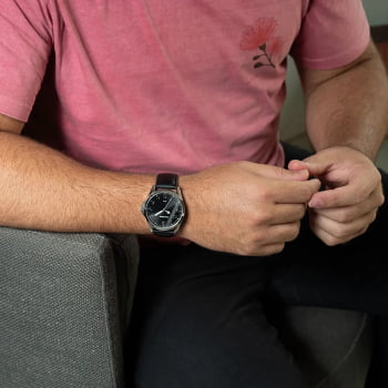 Relógio Mondaine Masculino Prateado com Pulseira em Couro e Visor Preto Possui Numeração completa Á Prova d'água 99741G0MVNH2