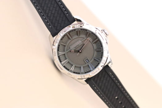 Relógio Mondaine Masculino Prateado Minimalista Visor Cinza com Calendário e Taquímetro Pulseira em Silicone Á Prova D'água 32512G0MVNI2