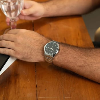 Relógio Mondaine Masculino Prateado Visor Preto com Números Romanos e calendário Á Prova D'água 99806G0MVNE4
