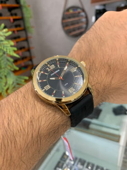 Relógio Mondaine Masculino Dourado Visor Preto Texturizado com Pulseira em Silicone Á Prova d'água 83501GPMVDI1