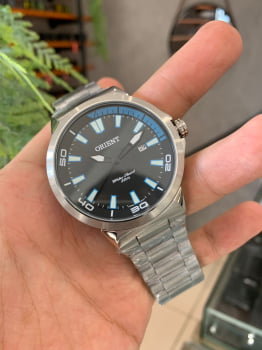 Relógio Orient Masculino Prateado Visor Preto com Azul e Calendário Maquinário Japonês Aço Inoxidável Á Prova d'água MBSS1196A