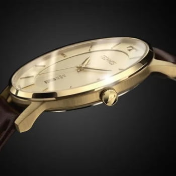 Relógio Technos Masculino Slim Dourado Visor Champanhe com Calendário Vidro Safira Pulseira em Couro Marrom Maquinário Japonês Aço Inoxidável á Prova d'água GM10YU/0D