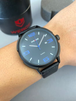 Relógio Weide Masculino Preto com Detalhe Azul Pulseira em Couro com Calendário WD004 
